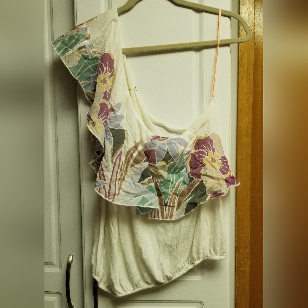 🌺👙Free People one shoulder ruffled floral top with elasticized hemline
